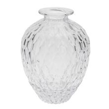 Číra sklenená váza s dekoratívnym vzorom.