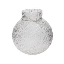 Priehľadná sklenená váza s textúrovaným povrchom.