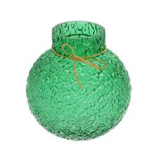 Zelená sklenená váza s textúrovaným povrchom.