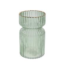 Zelená sklenená váza s rebrovaným dizajnom.