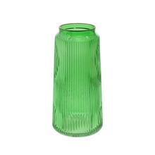 Zelená sklenená váza s pruhovaným dizajnom.