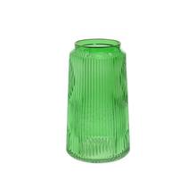 Zelená sklenená váza s pruhovaným dizajnom.