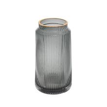 Čierna sklenená váza s pruhovaným dizajnom a zlatým okrajom.