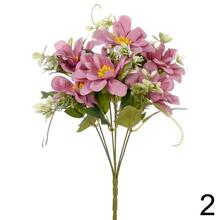 Kytica margarétky s rôznymi farbami a zeleňou.