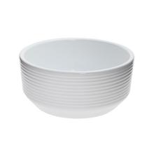 Biela keramická misa s pásmi.