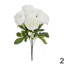 Kytica pivoniek s bielymi a ružovými kvetmi.