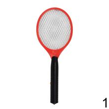 Lapač hmyzu s červenou sieťkou a čiernou rukoväťou.