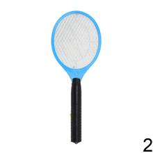 Lapač hmyzu s červenou sieťkou a čiernou rukoväťou.