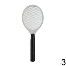 Lapač hmyzu s červenou sieťkou a čiernou rukoväťou.