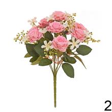 Kytica umelých ruží s drobnými kvetmi a zeleňou, mix farieb.