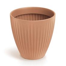 Terakotový obal na kvety s vertikálnymi pruhmi.