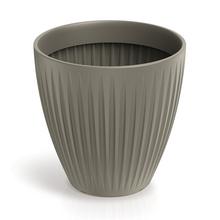 Mokrá okrúhla kvetináč v hnedej farbe.