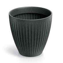 Čierny granitový obal na kvety s vertikálnymi pruhmi.