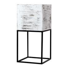 Biely obal na kvety s čiernym rámom.