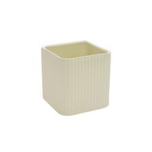 Obal na kvetináč v krémovej farbe s jemným pruhovaným vzorom.