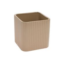 Obal na kvetináče v béžovej farbe s jemným pruhovaním.