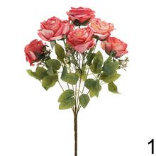 Kytica sušených ruží v rôznych farbách.