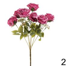 Kytica sušených ruží v rôznych farbách.