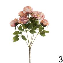 Kytica sušených ruží v rôznych farbách.