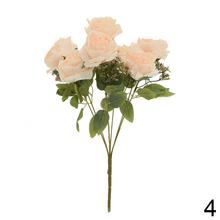 Kytica sušených ruží v rôznych farbách.