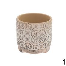 Keramický kvetináč s dekoratívnym vzorom v terakotovej a krémovej farbe.