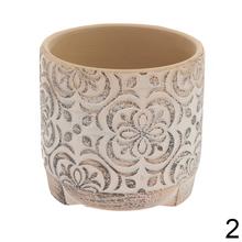 Keramický kvetináč s terakotovým a krémovým dizajnom.