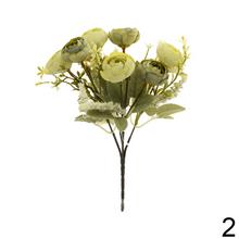 Umelá kytica ranunculus v mixe farieb.