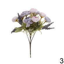 Umelá kytica ranunculus v mixe farieb.