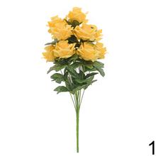 Kytica umelých ruží v mixe farieb, žlté a biele kvety.