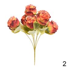 Kytica ruží s drobnými kvetmi a zeleňou, mix farieb.