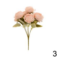 Kytica ruží s drobnými kvetmi a zeleňou, mix farieb.