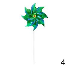 Farebná vrtuľka do záhrady s rôznymi vzormi.