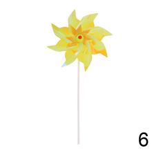 Farebná vrtuľka do záhrady s rôznymi vzormi.