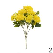 Kytica umelých ruží a drobných kvetov v mixe farieb.