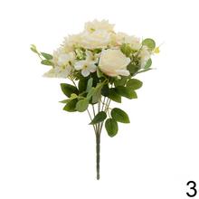 Kytica umelých ruží a drobných kvetov v mixe farieb.