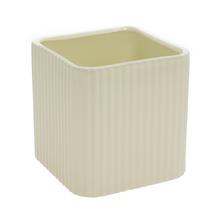 Obal na kvetináč v krémovej farbe s jemným ryhovaním.