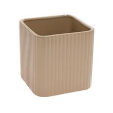 Obal na kvetináč v béžovej farbe s jemným ryhovaním.