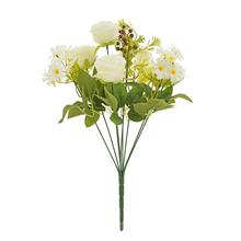 Umelá kytica bielych ruží a drobných kvetov so zeleňou.