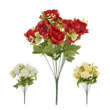 Kytica umelých ruží a drobných kvetov v mixe farieb.