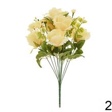 Kytica umelých ruží a drobných kvetov v mixe farieb.