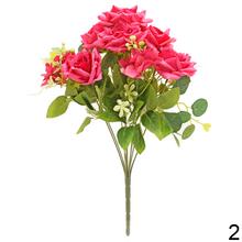 Kytica umelých ruží a drobných kvetov v mixe.