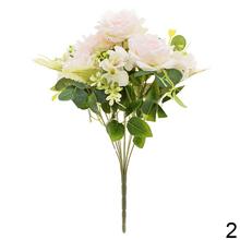 Kytica umelých ruží a drobných kvetov v mixe.