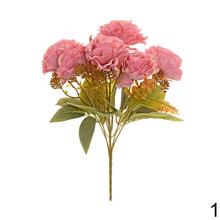 Kytica umelých ruží v mixe farieb a zelených listov.