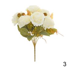 Kytica umelých ruží v mixe farieb a zelených listov.