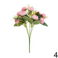 Kytica ranunculus s mixom zelene a kvetov.