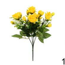 Kytica umelých ruží a drobných kvetov v mixe farieb.