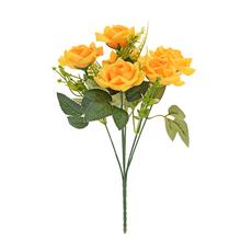 Kytica žltých ruží s drobnými kvetmi a zeleňou.