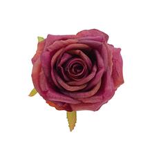 Fialová trblietavá ruža s listami.