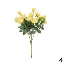 Kytica umelých kvetov ranunculus mix v rôznych farbách.