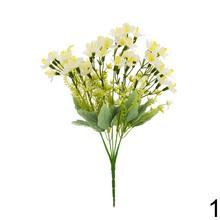 Kytica drobných kvetov s rôznymi farbami a zeleňou.